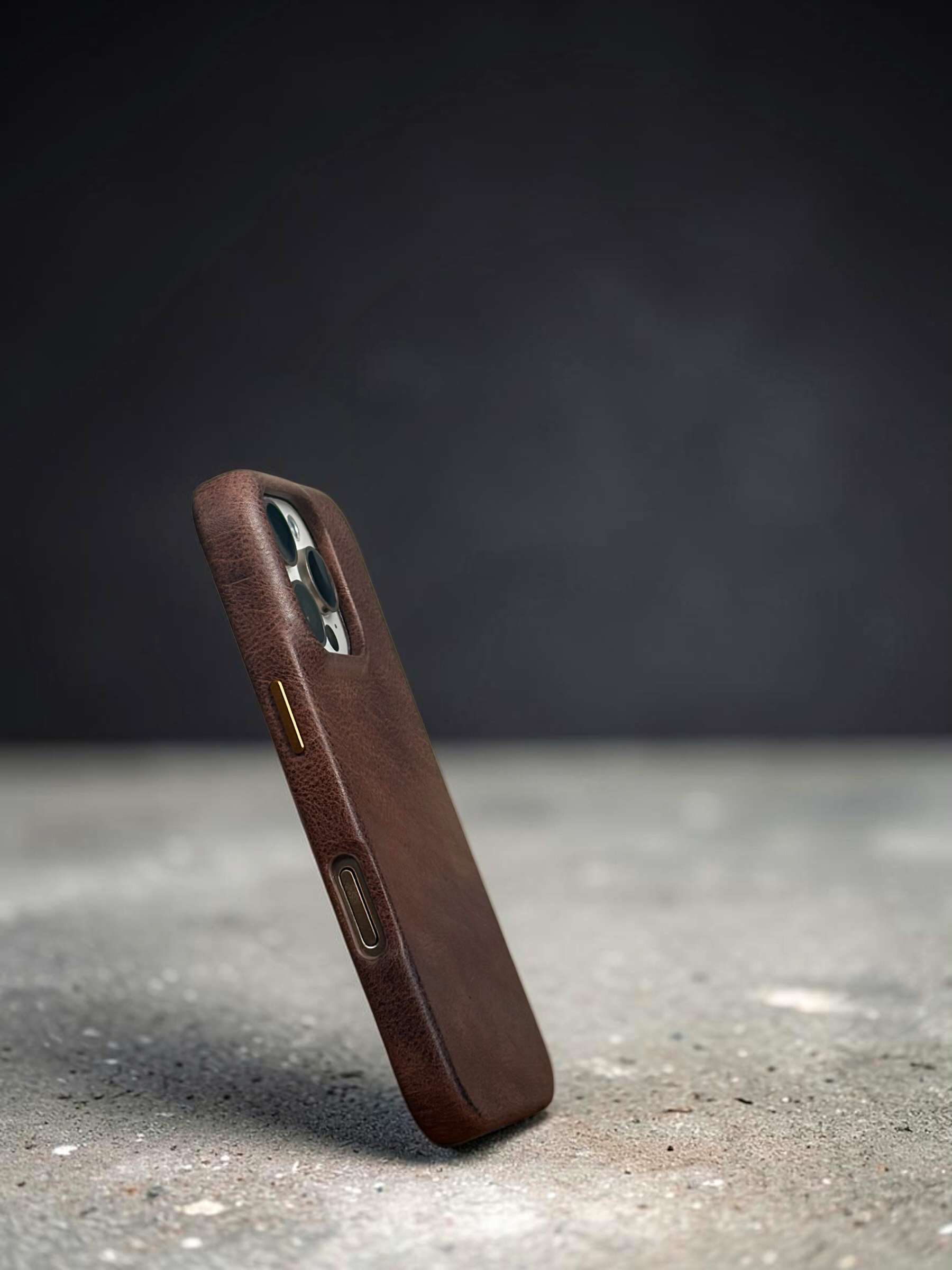 iPhone 16 Pro Case - Castagna Marrone side view #Color_Castagna Marrone