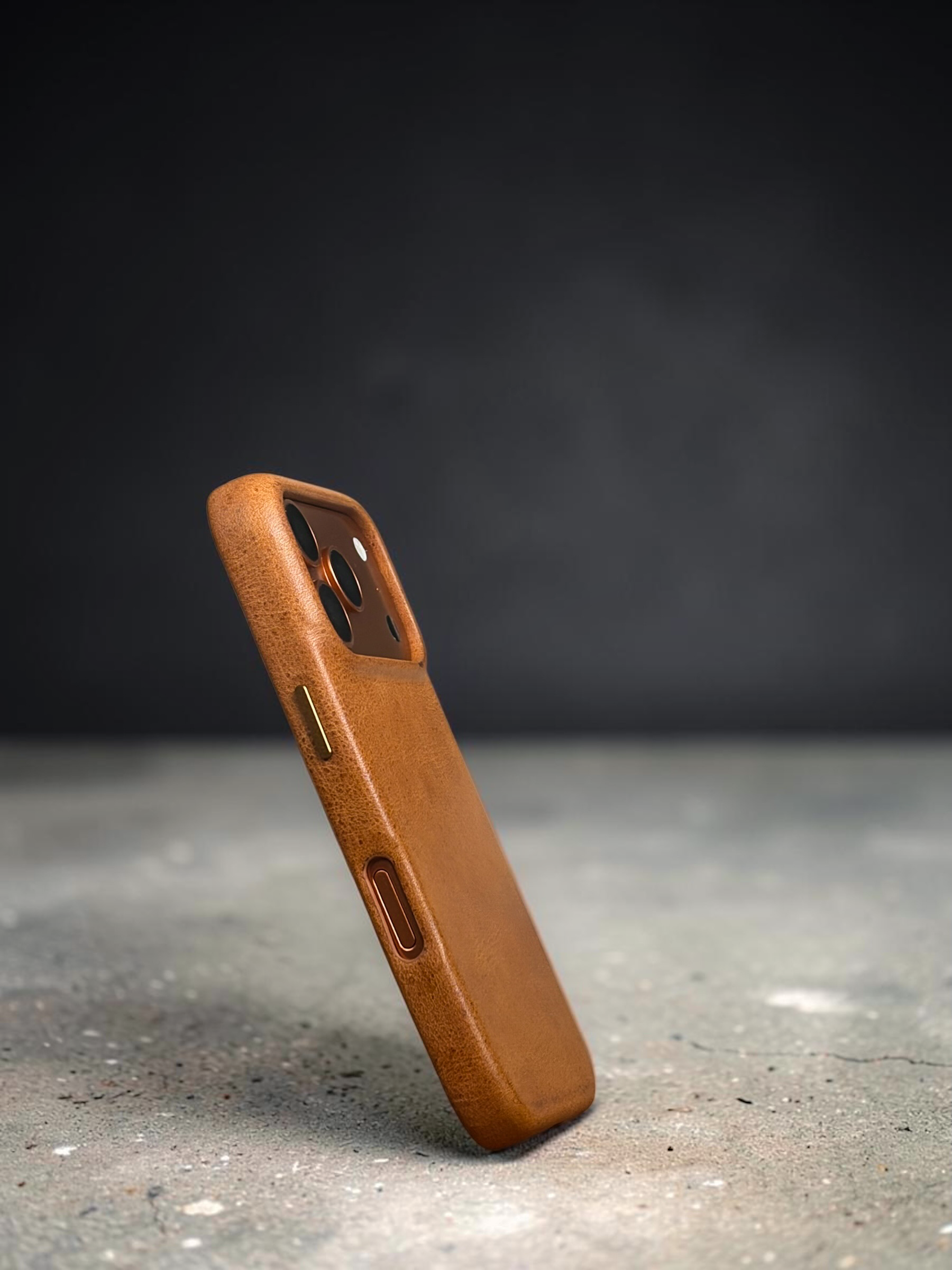 iPhone 17 Pro leather case - Siena Gold side view #Color_Siena Gold