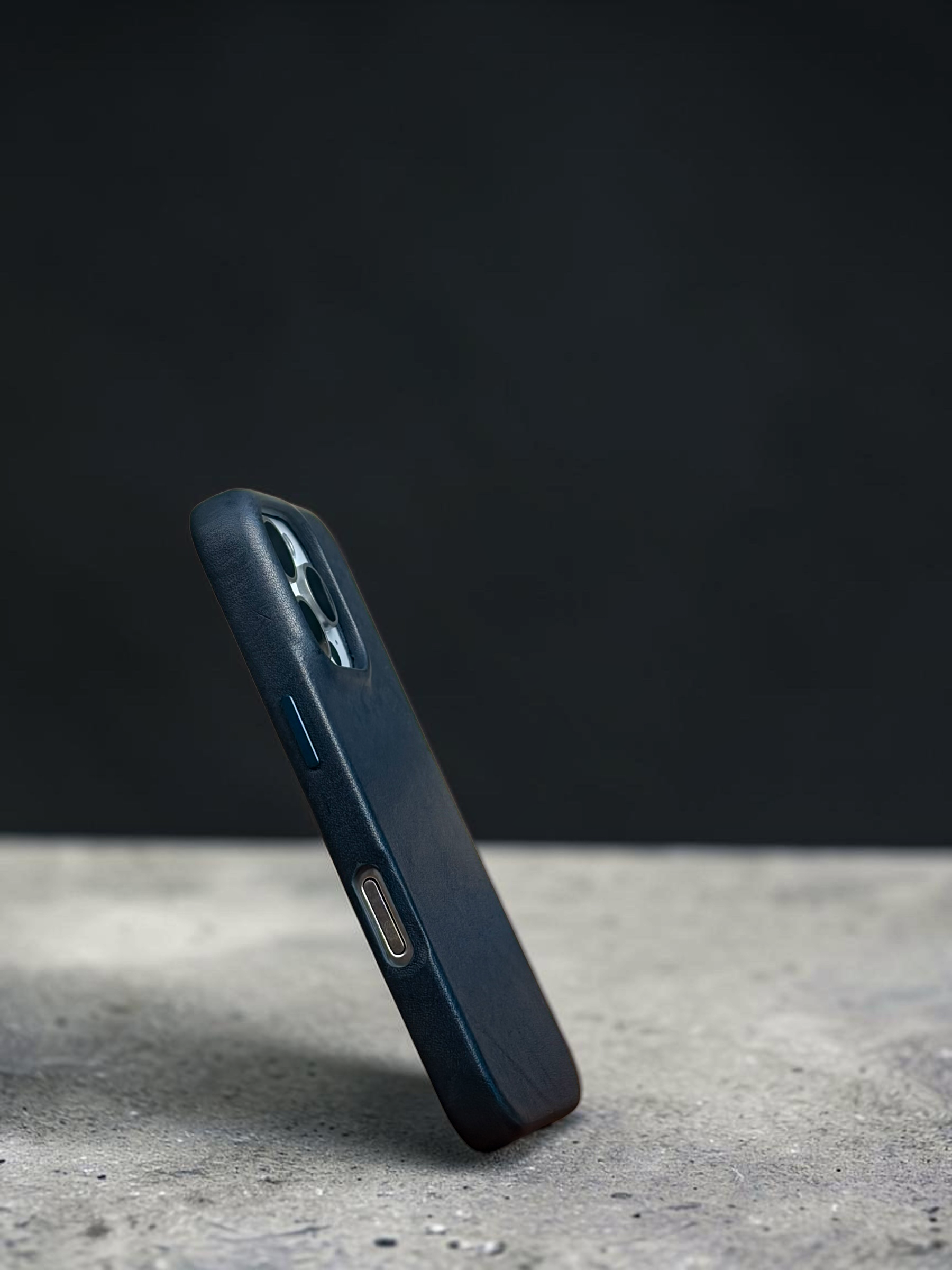 iPhone 16 Pro Case - Vesuvio Blue side view #Color_Vesuvio Blue