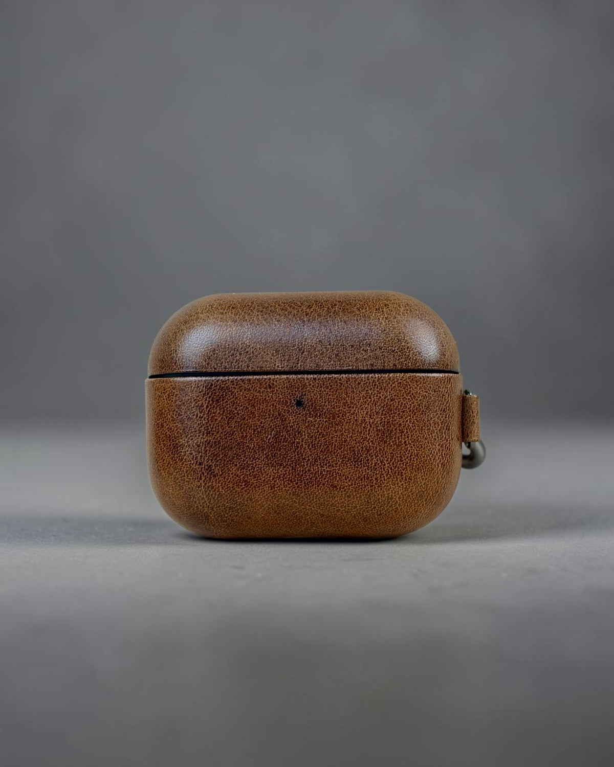AirPods Pro 3 leather case in Brunello Brown, front view #Color_Brunello Brown