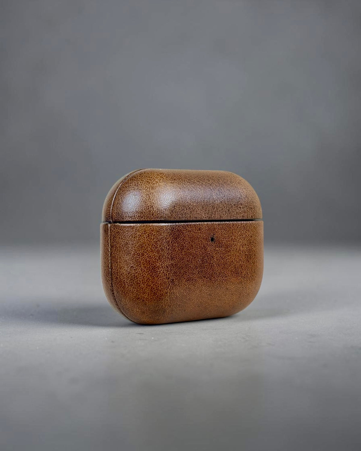 AirPods Pro 3 leather case in Brunello Brown, three-quarter view #Color_Brunello Brown