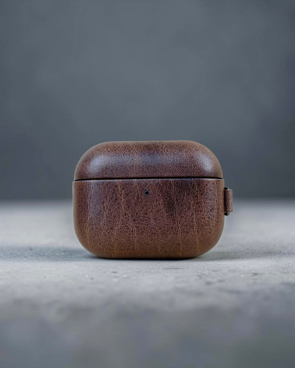 AirPods Pro 3 leather case in Castagna Marrone, front view #Color_Castagna Marrone