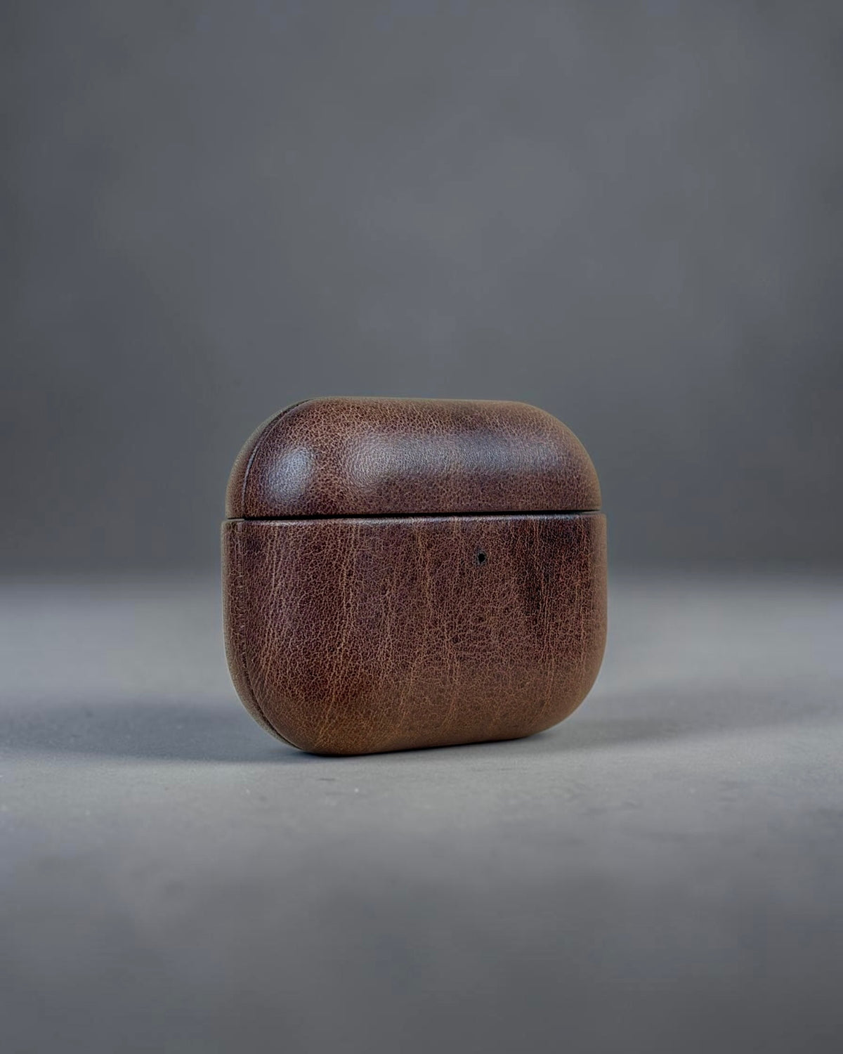 AirPods Pro 3 leather case in Castagna Marrone, three-quarter view #Color_Castagna Marrone