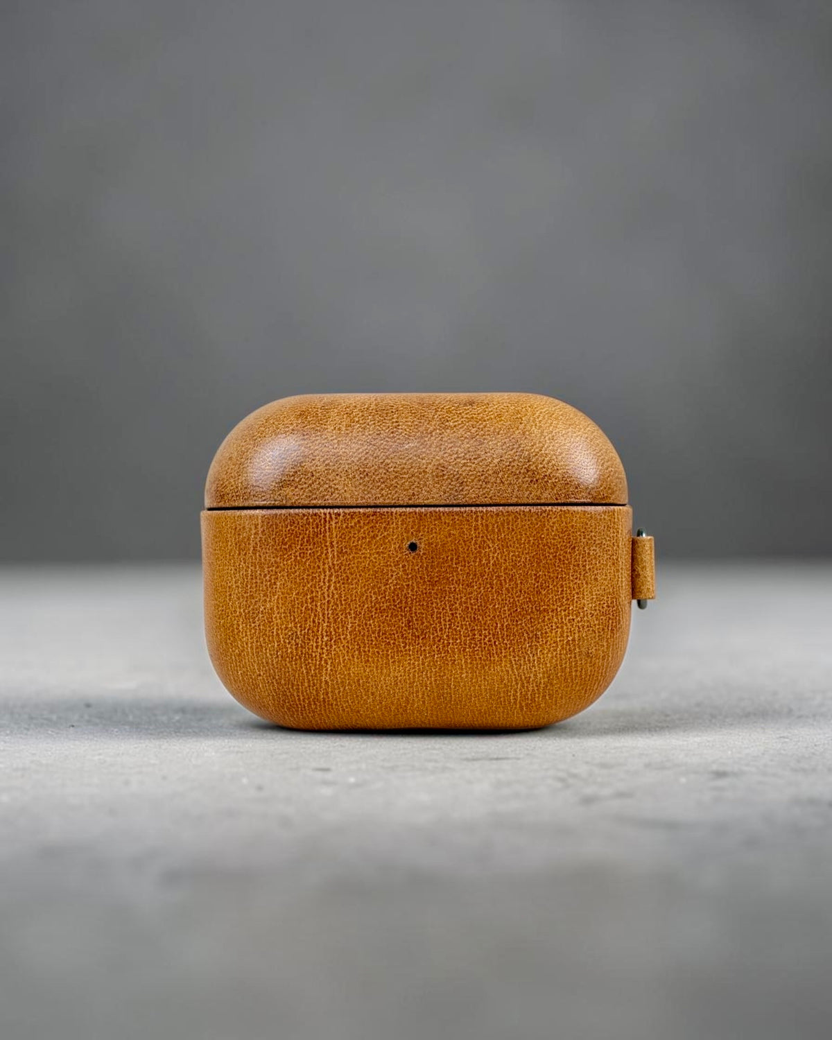 AirPods Pro 3 leather case in Siena Gold, front view #Color_Siena Gold