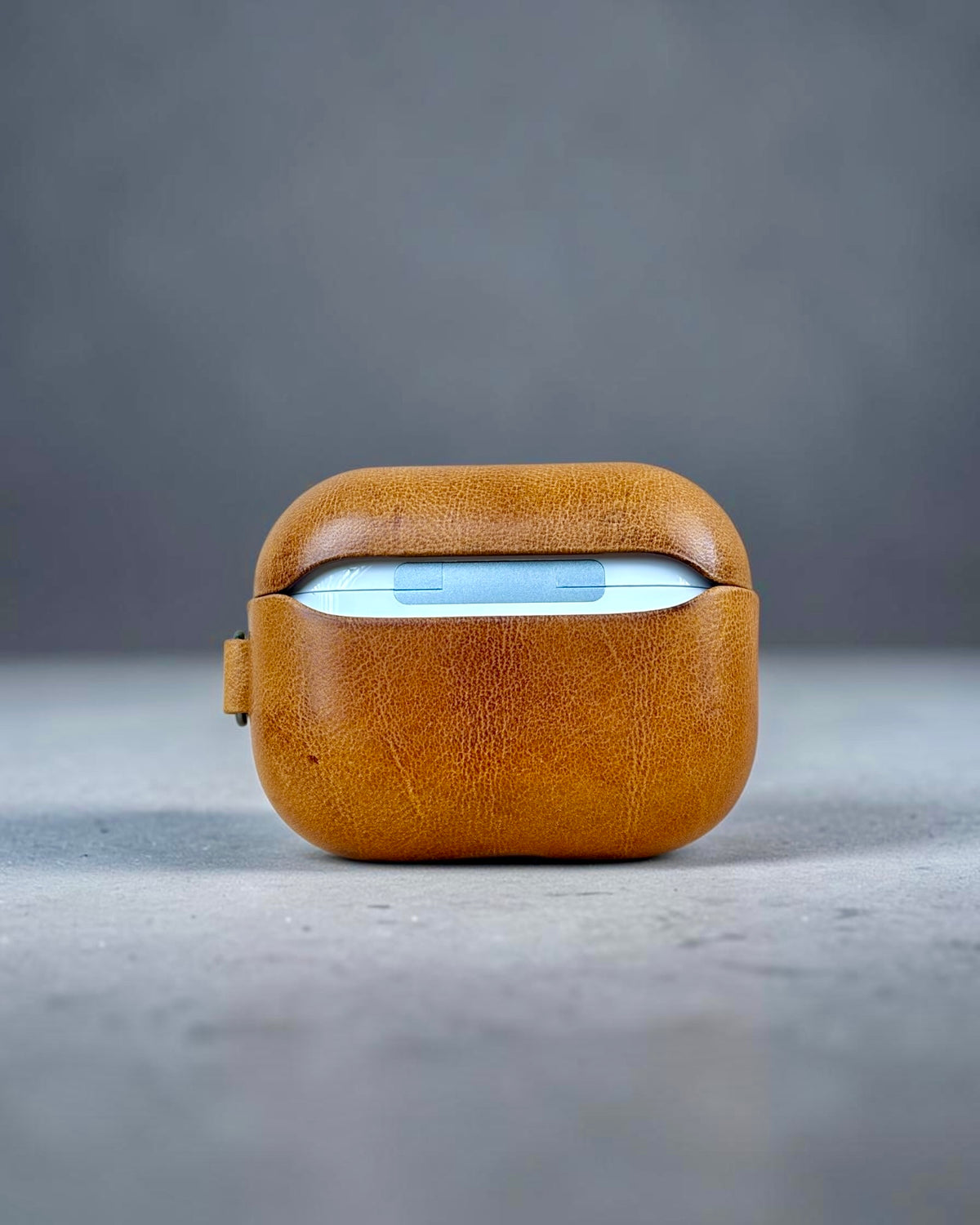 AirPods Pro 3 leather case in Siena Gold, back with hinge cut-out #Color_Siena Gold