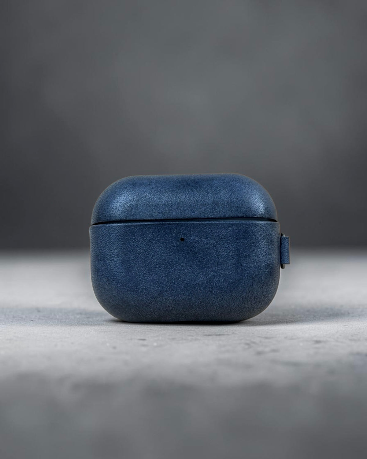 AirPods Pro 3 leather case in Vesuvio Blue, front view #Color_Vesuvio Blue