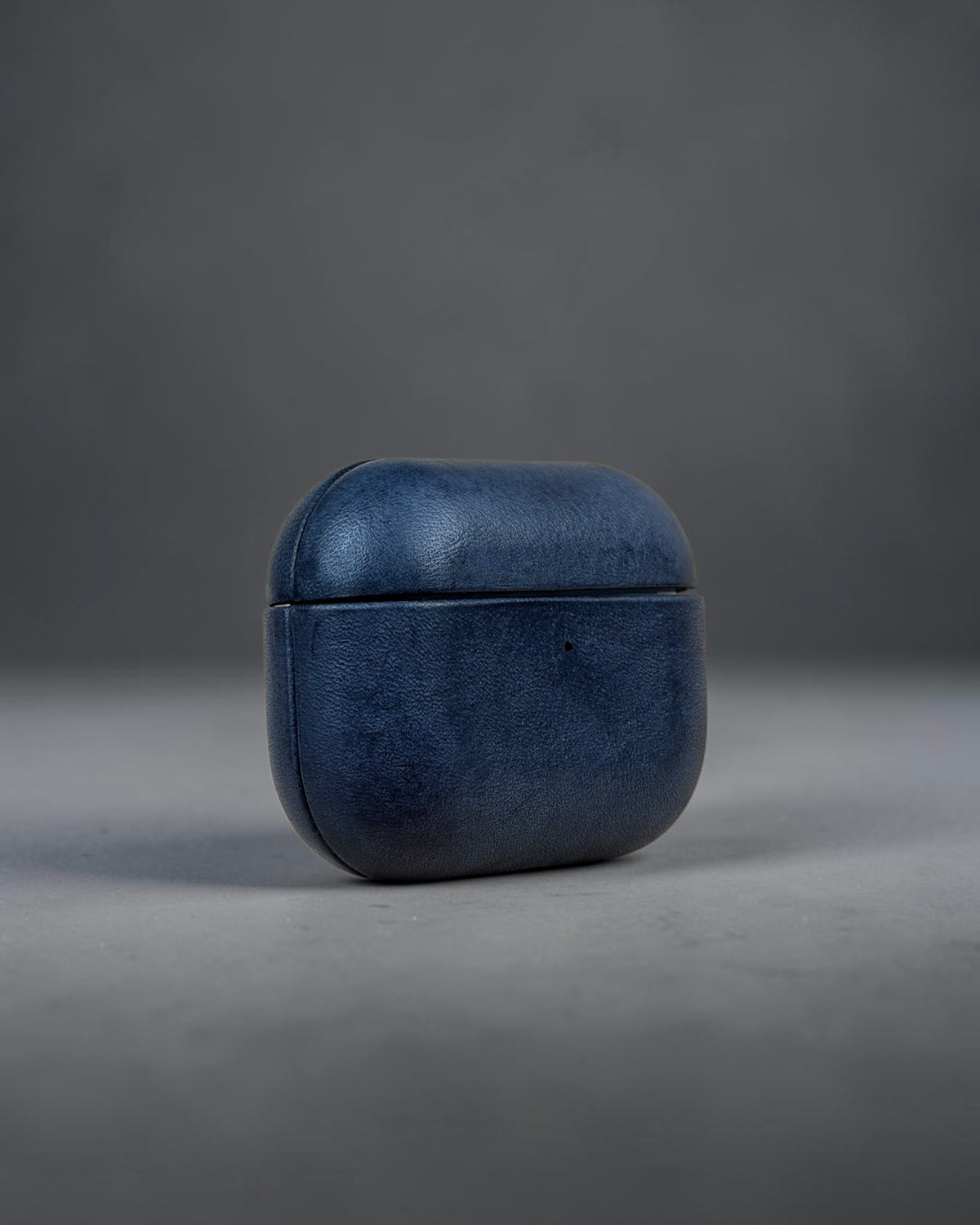 AirPods Pro 3 leather case in Vesuvio Blue, three-quarter view #Color_Vesuvio Blue
