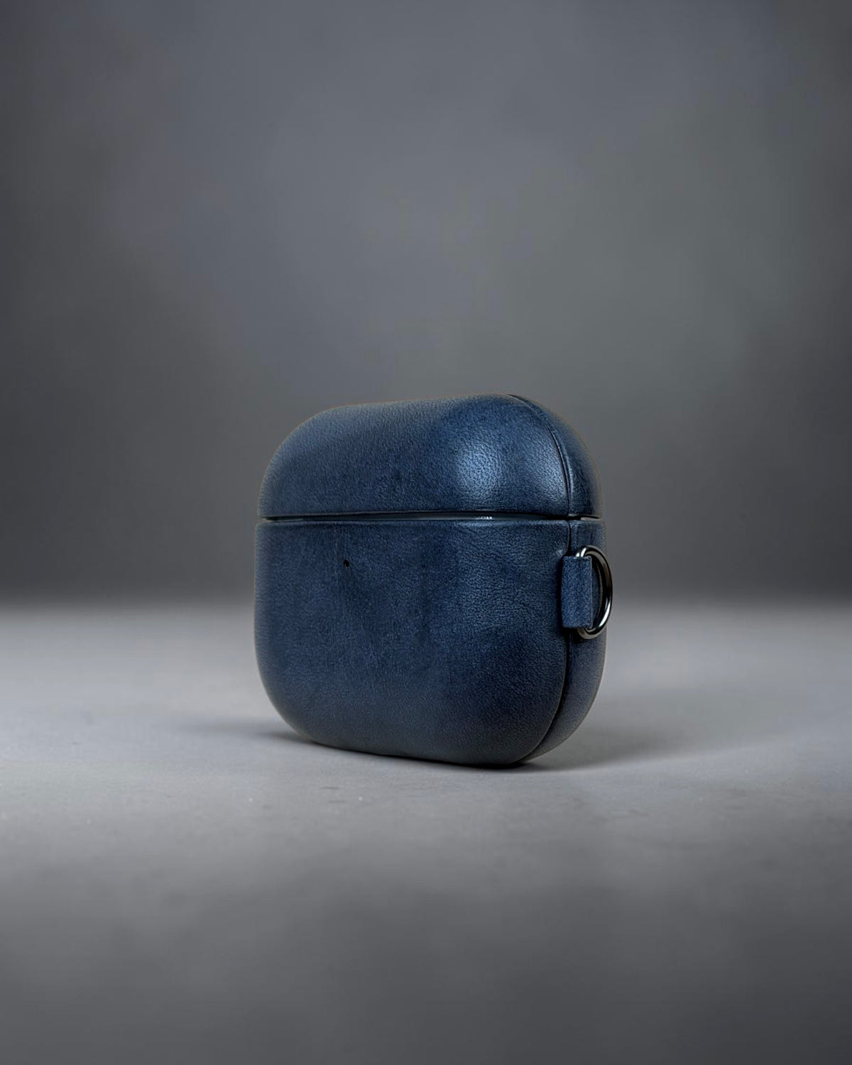 AirPods Pro 3 leather case in Vesuvio Blue, three-quarter view with key ring #Color_Vesuvio Blue