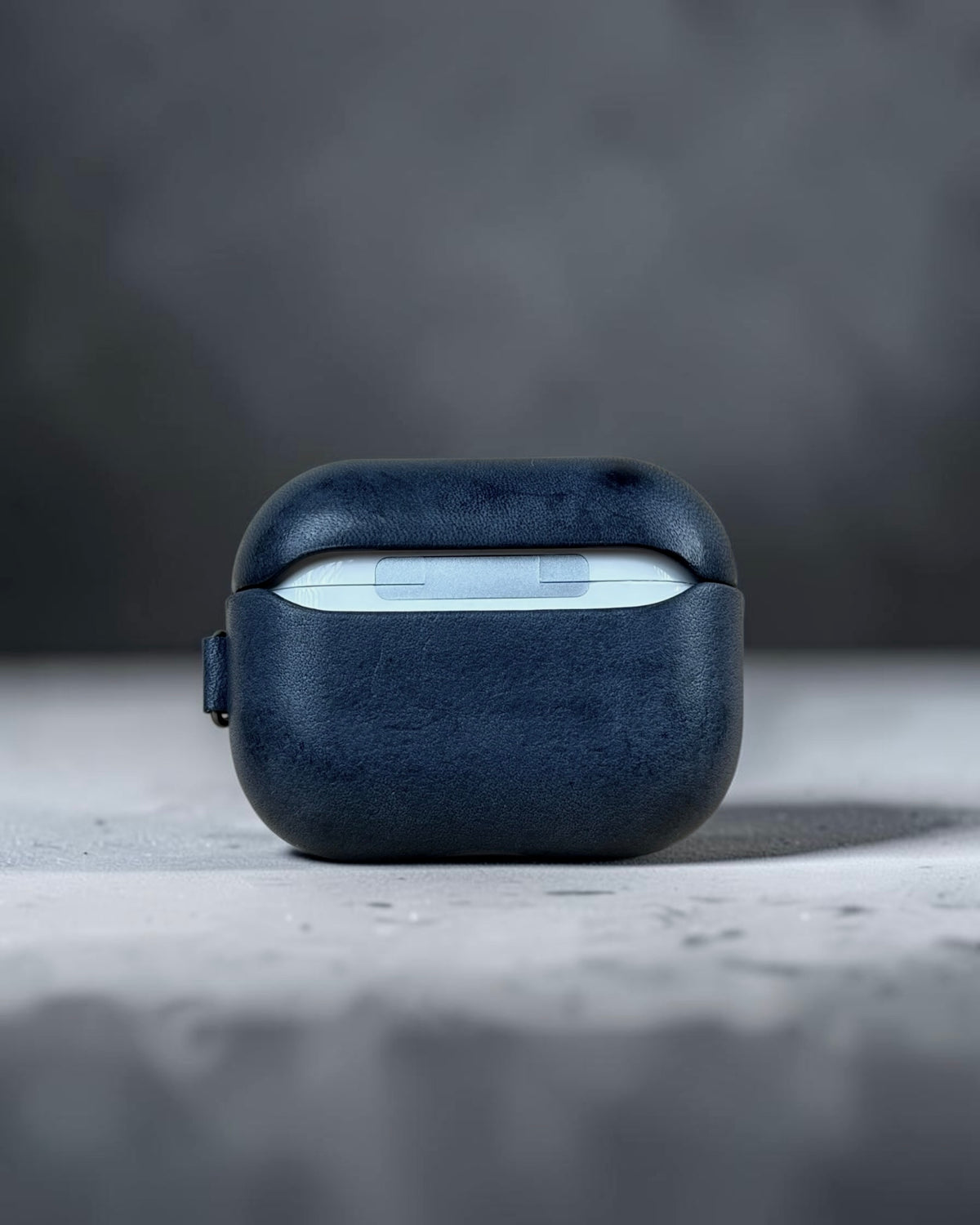 AirPods Pro 3 leather case in Vesuvio Blue, back with hinge cut-out #Color_Vesuvio Blue