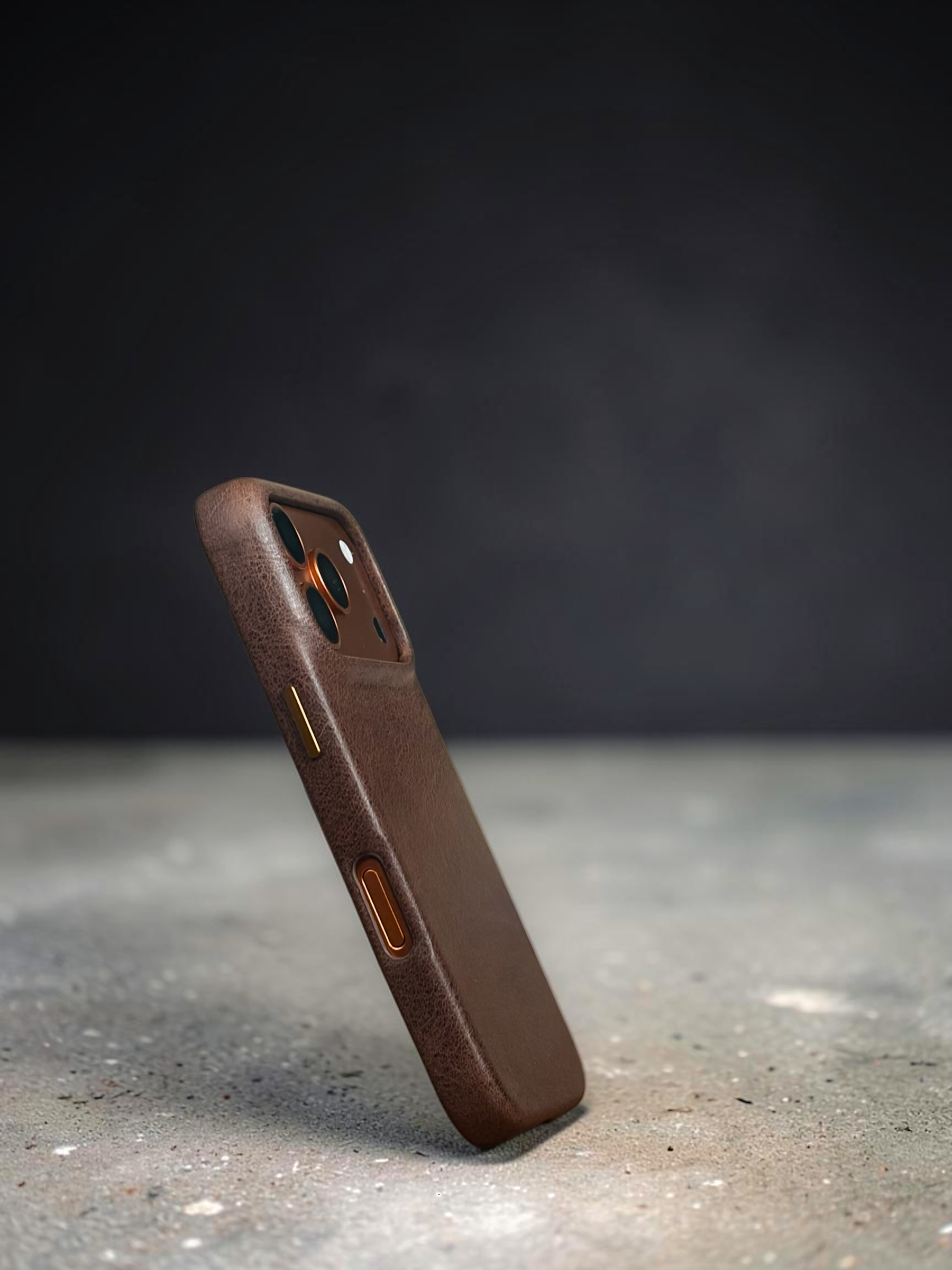 iPhone 17 Pro leather case - Castagna Marrone side view #Color_Castagna Marrone
