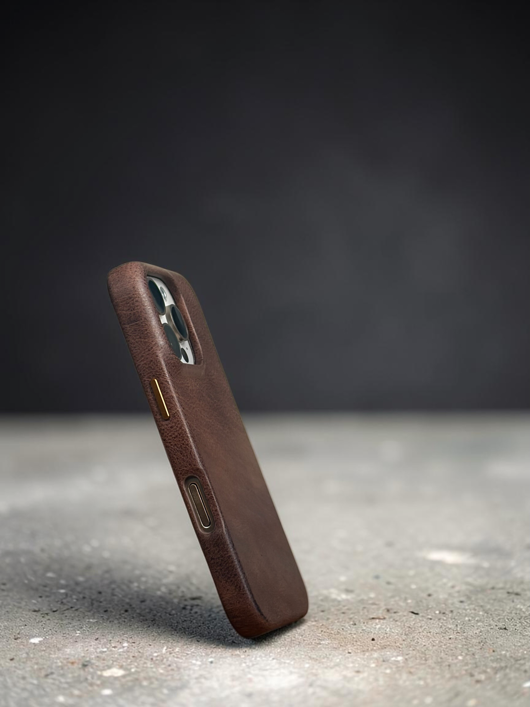 iPhone 16 Pro Max Case - Castagna Marrone side view #Color_Castagna Marrone